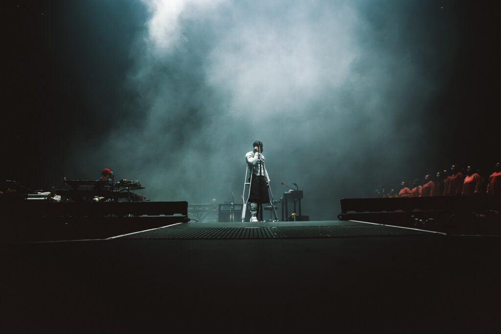 Daniel Caesar prepares to perform next song at TD Garden. July 31, 2026. Photo by Kenneth Palacios.